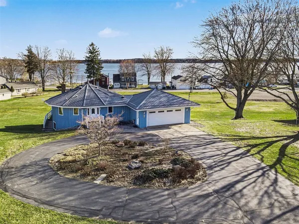 $695,000 | 828 Reunion Avenue, Fremont, MI 49412