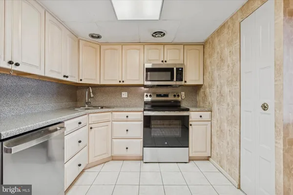 $2,000 | 3204 Delaire Landing Road, Unit 3204, Philadelphia, PA 19114