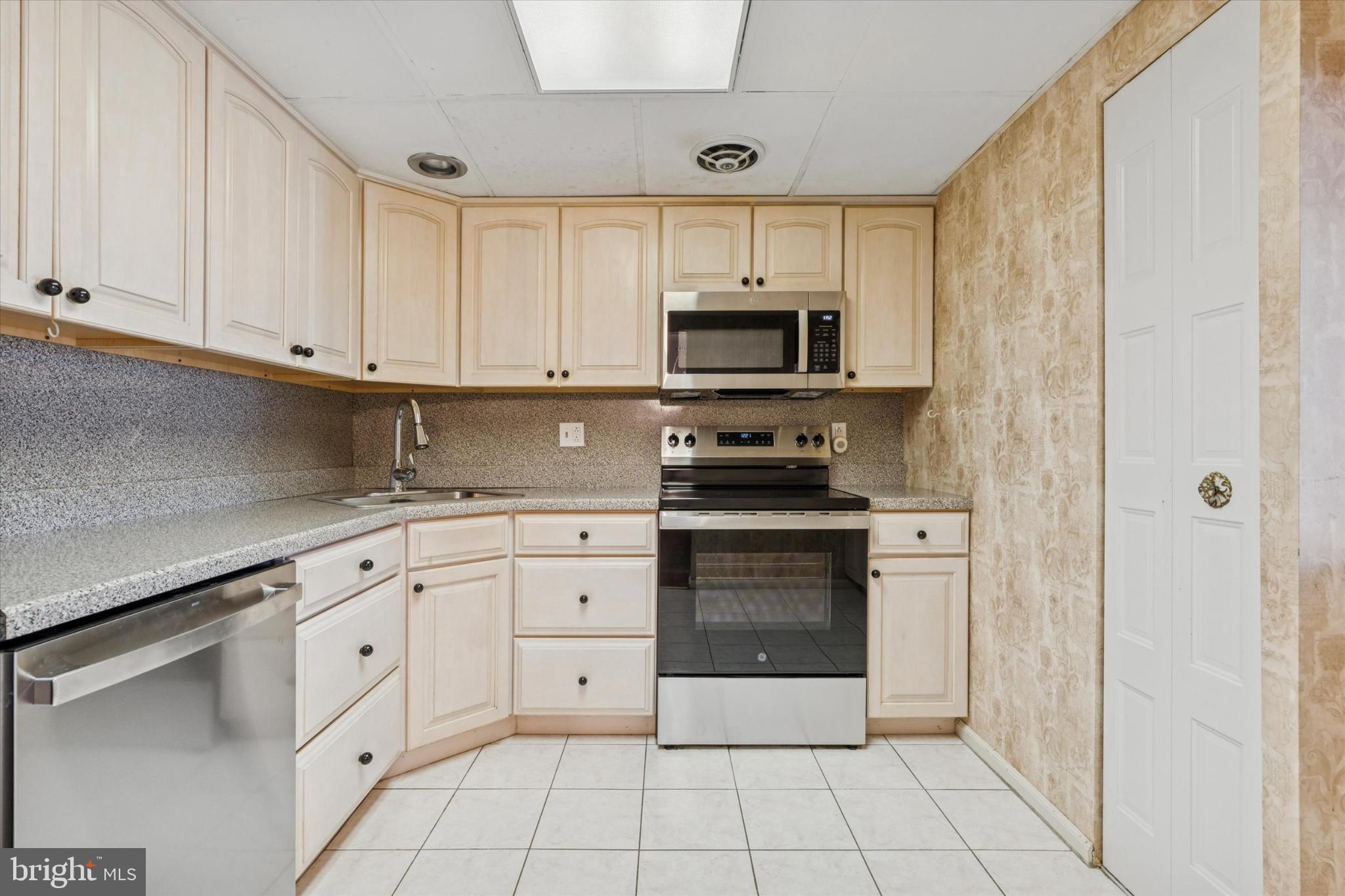 3204 Delaire Landing Road, Unit 3204 Philadelphia, PA 19114 - Photo 14 of 25 Modern kitchen with sleek finishes.