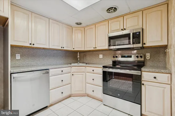 $2,000 | 3204 Delaire Landing Road, Unit 3204, Philadelphia, PA 19114