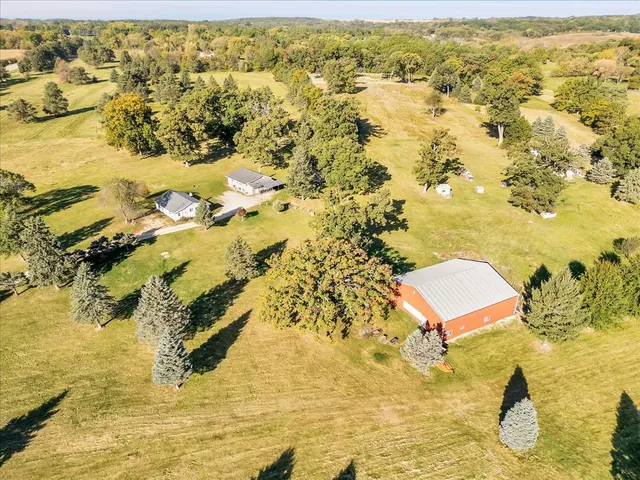 a view of a back yard