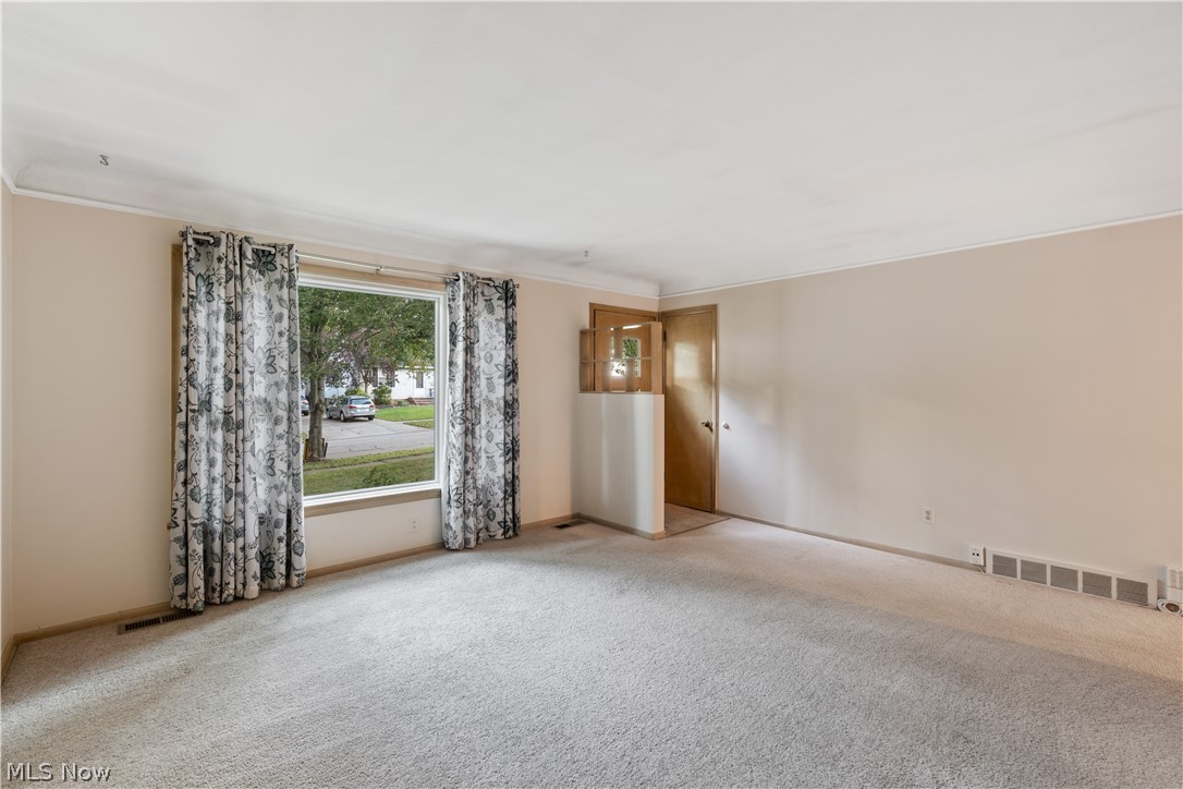 5228 Edenhurst Road Cleveland, OH 44124 - Photo 3 of 28