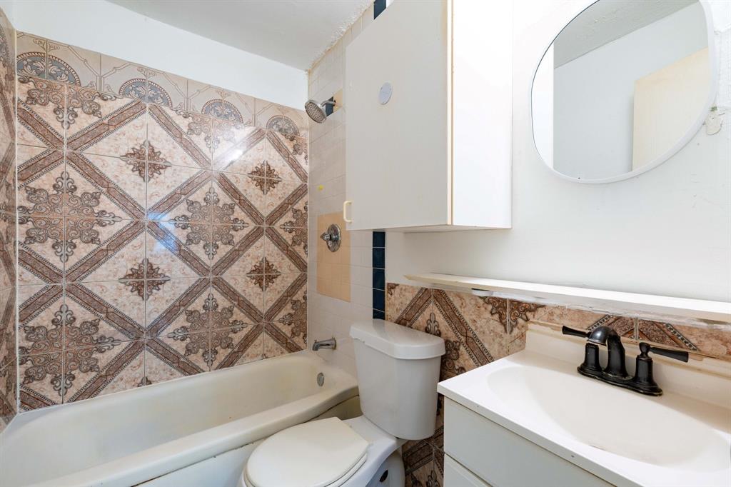 1623 Fresno Street Dallas, TX 75217 - Photo 18 of 36 bathroom 1