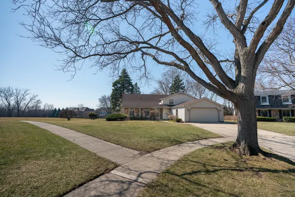 $650,000 | 1123 Juniper Parkway, Libertyville, IL 60048
