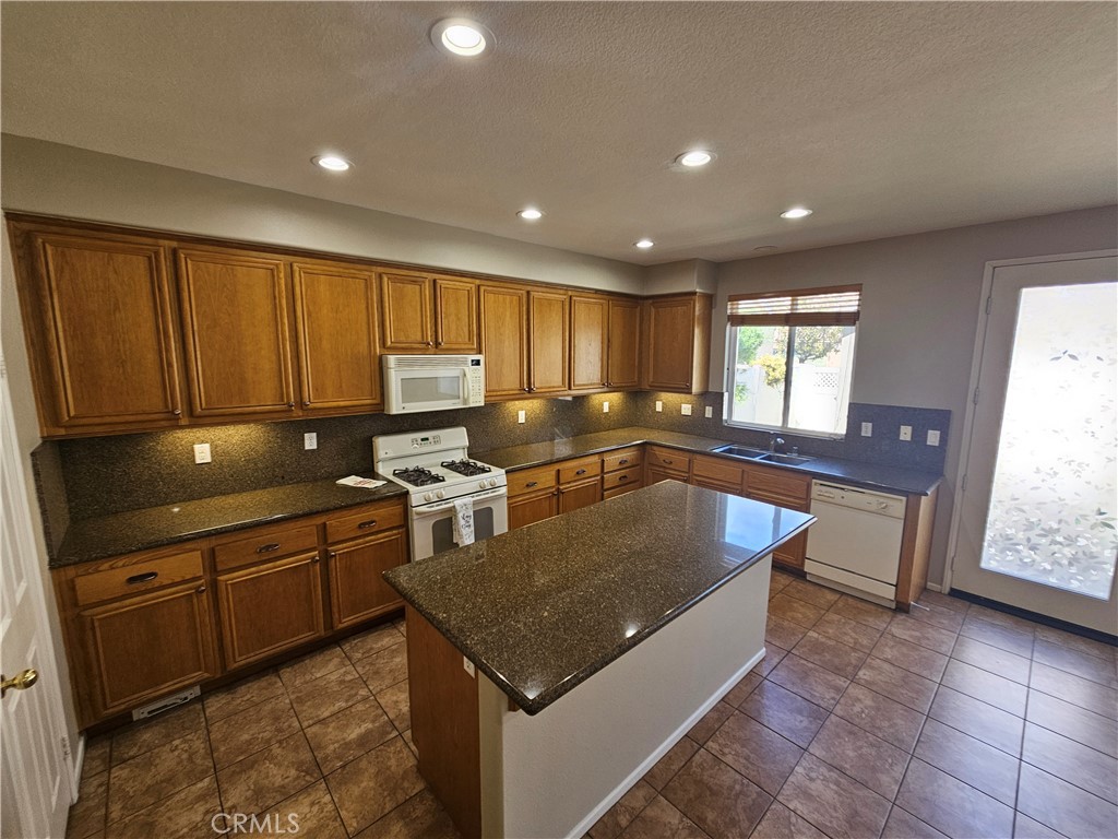 28882 Lakefront Road Temecula, CA 92591 - Photo 11 of 37