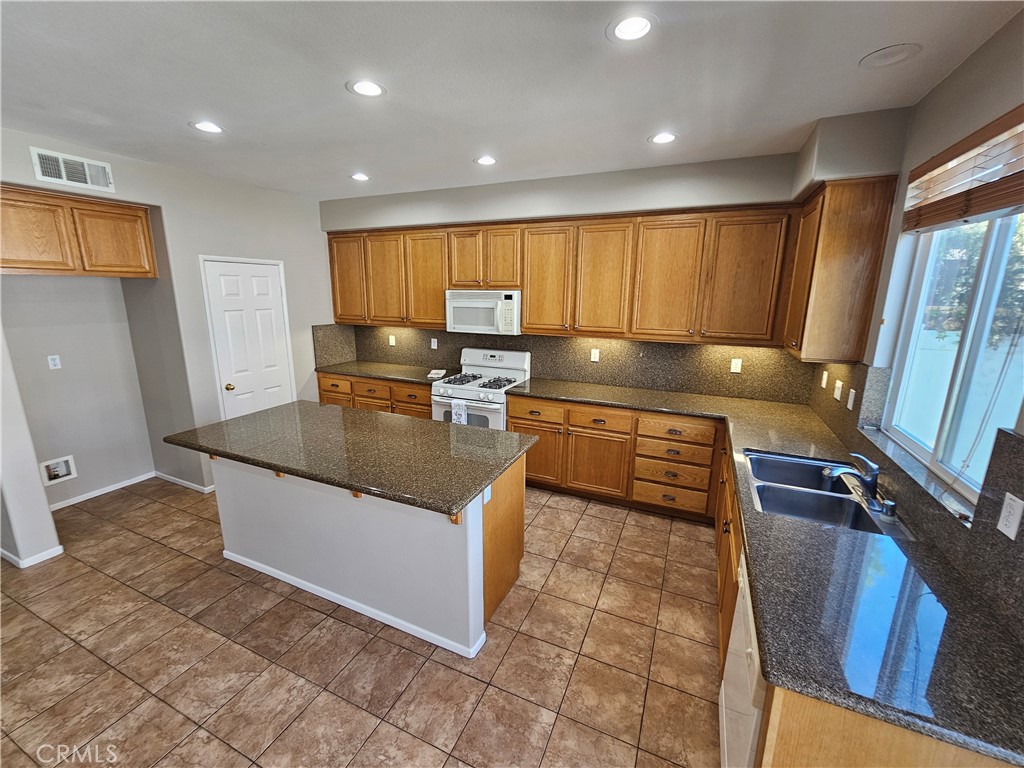 28882 Lakefront Road Temecula, CA 92591 - Photo 12 of 37