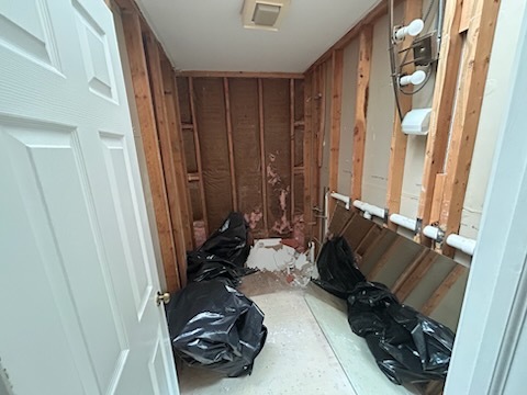 29 Ivanhoe Lane Cary, IL 60013 - Photo 28 of 36 a room with wooden floor and furniture