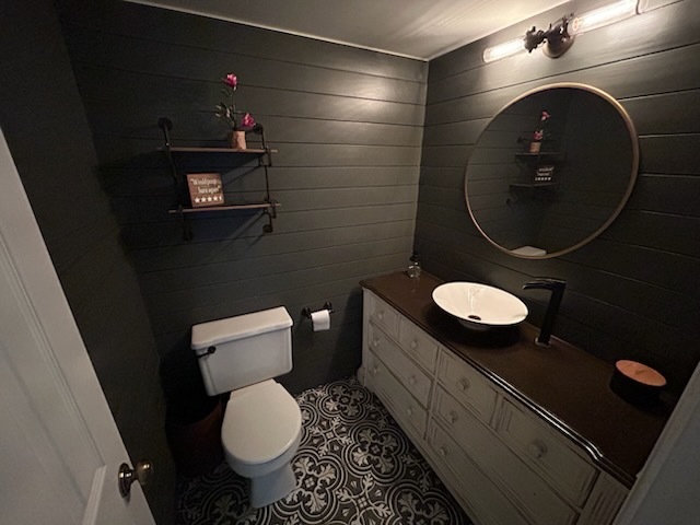 29 Ivanhoe Lane Cary, IL 60013 - Photo 9 of 36 a bathroom with a toilet and a sink