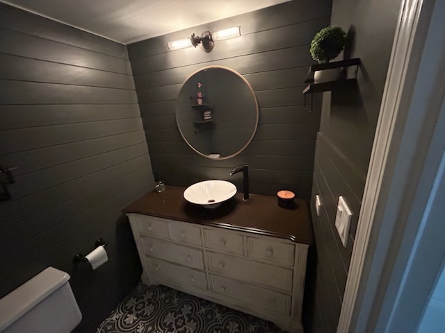 29 Ivanhoe Lane Cary, IL 60013 - Photo 10 of 36 a bathroom with a toilet and a sink