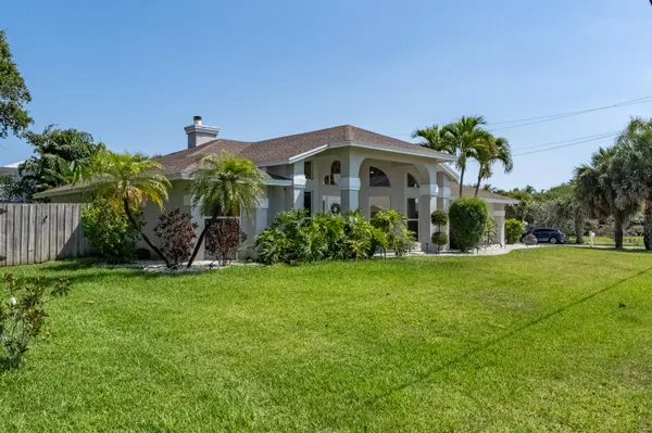 a view of a house with backyard porch and garden