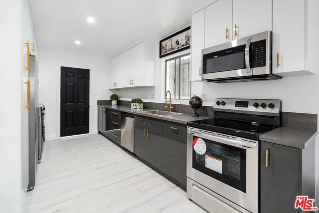 $1,575,000 | 3206 West 27th Street, Los Angeles, CA 90018