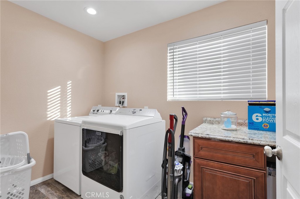 32461 Prairie Avenue Barstow, CA 92311 - Photo 27 of 46 a view of washer and dryer sitting on a kitchen