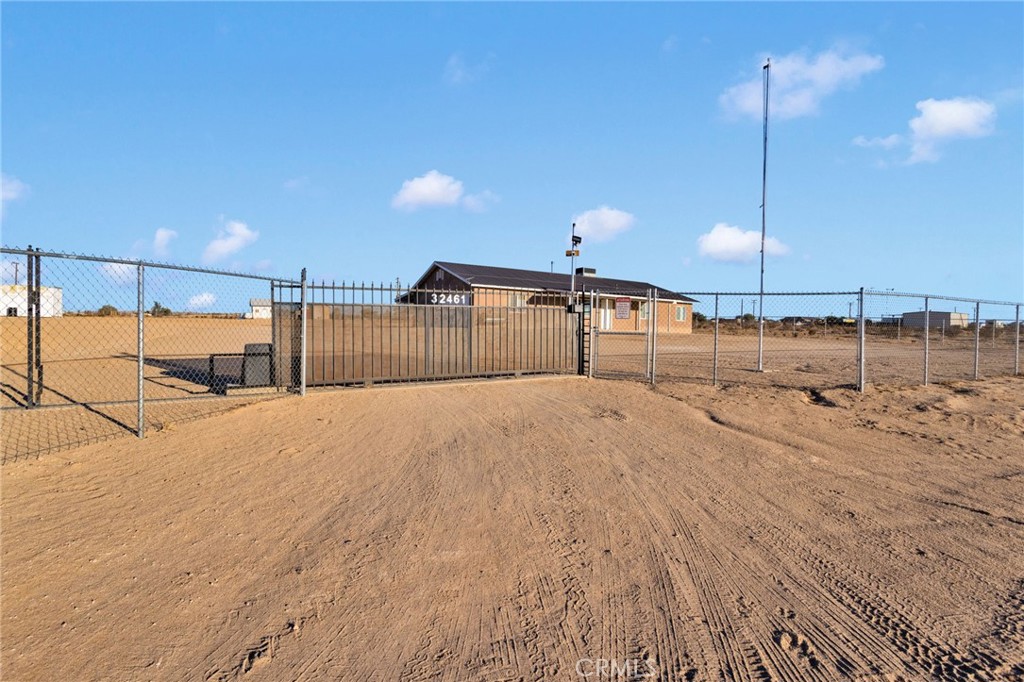 32461 Prairie Avenue Barstow, CA 92311 - Photo 4 of 46 a view of a terrace