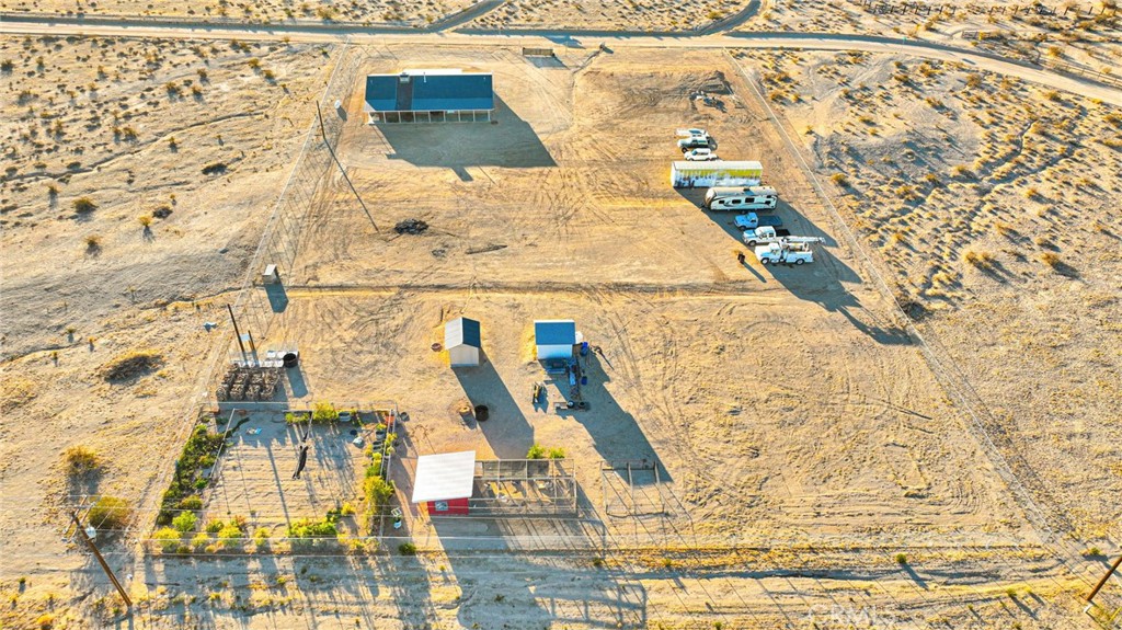 32461 Prairie Avenue Barstow, CA 92311 - Photo 42 of 46 a bathroom with a bathtub