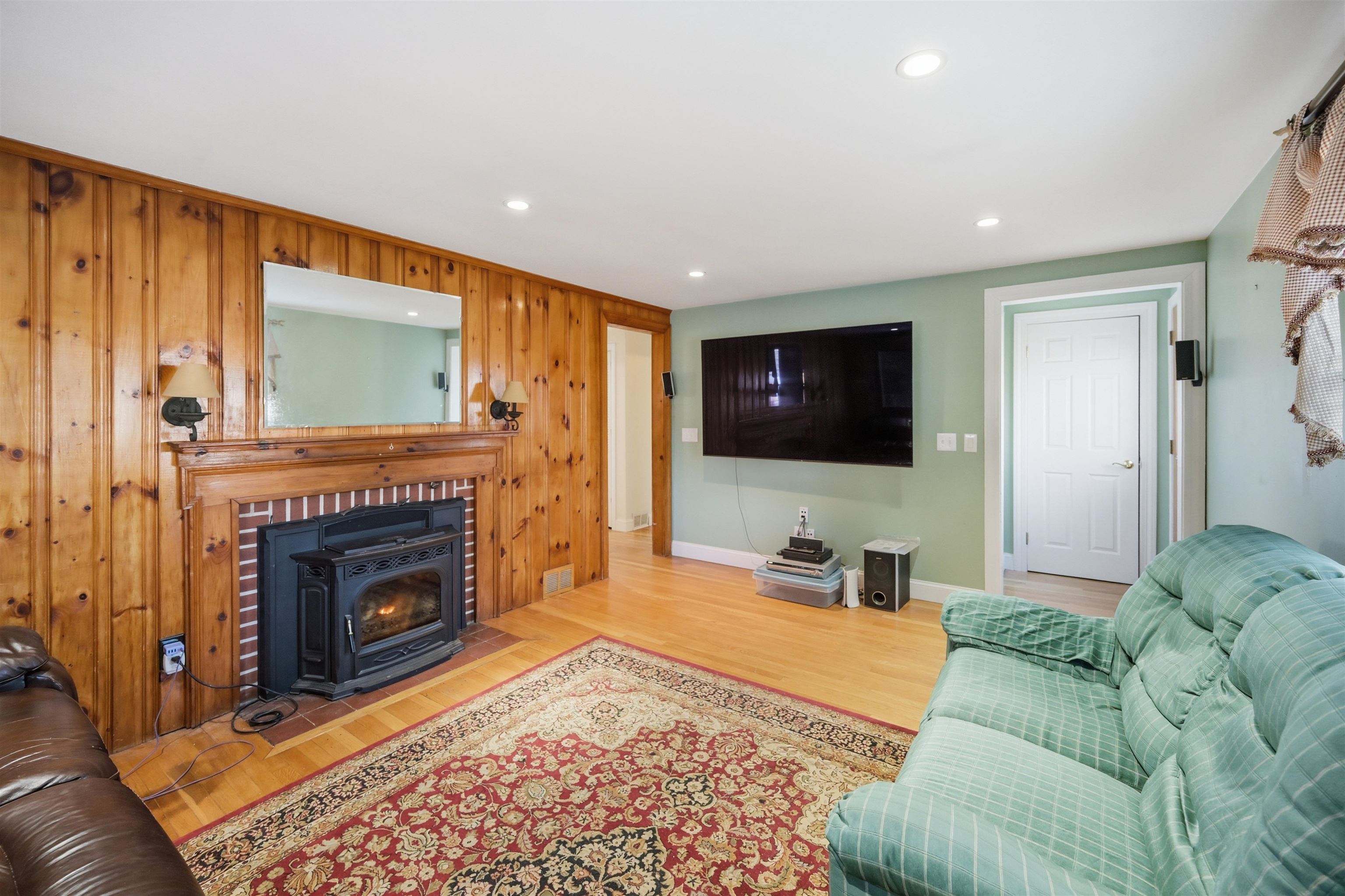 4 Hale Spring Road Plaistow, NH 03865 - Photo 8 of 43