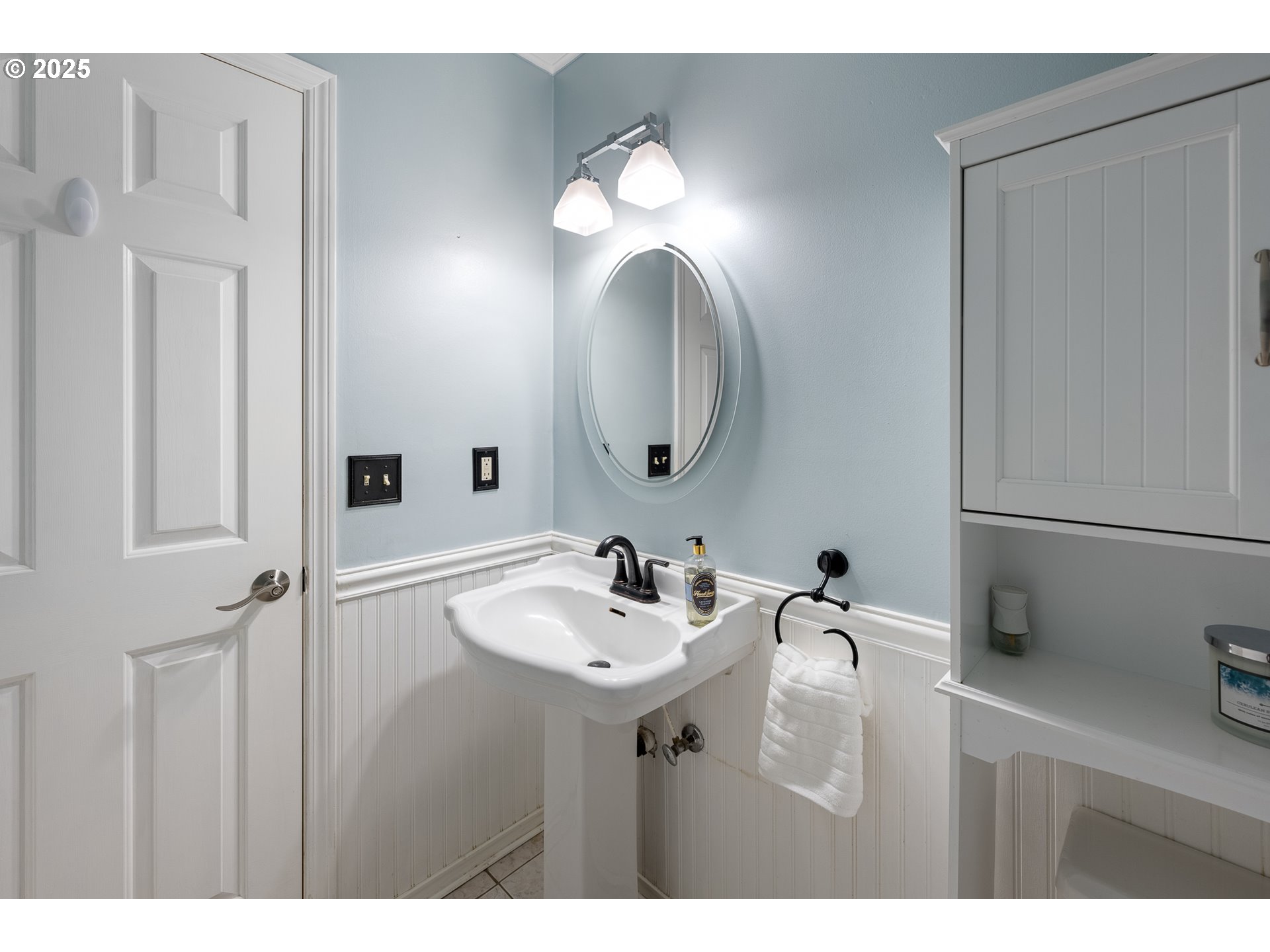 11450 Southwest Pintail Loop Beaverton, OR 97007 - Photo 15 of 35 a bathroom with a sink and a mirror