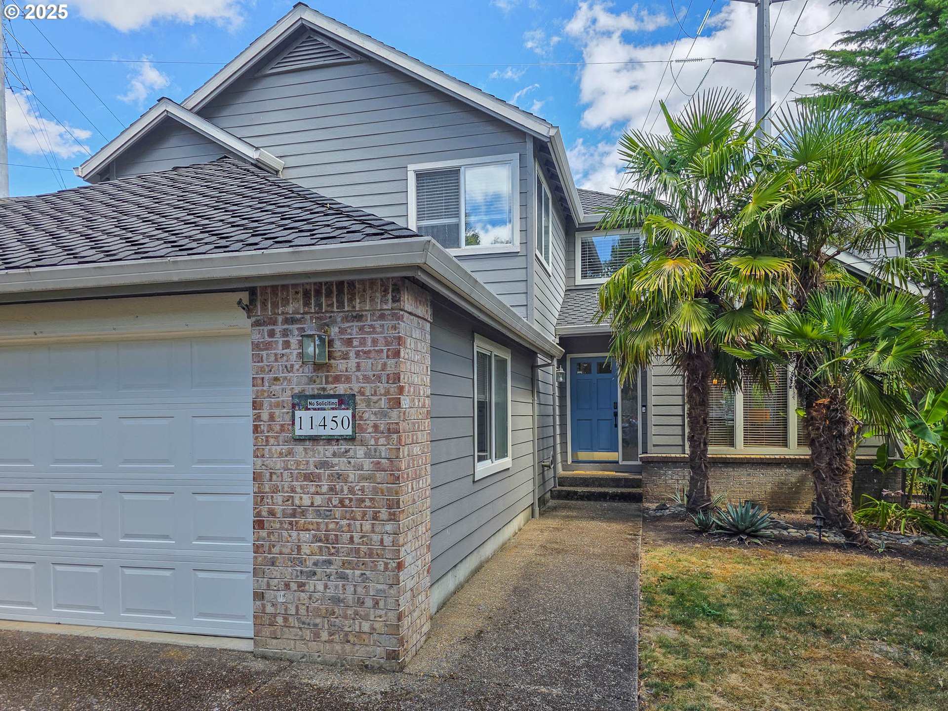 11450 Southwest Pintail Loop Beaverton, OR 97007 - Photo 2 of 35 a front view of a house with garden