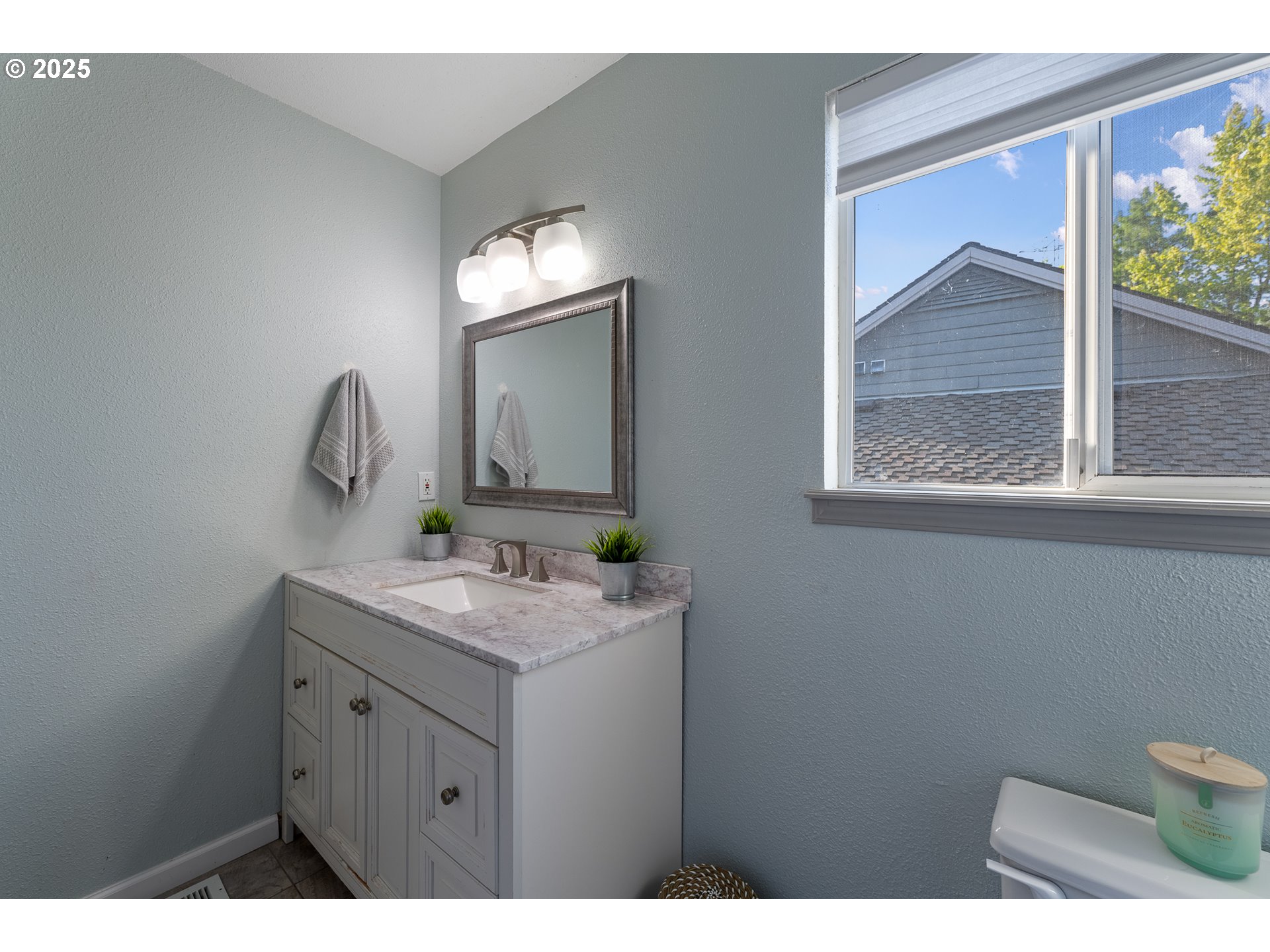 11450 Southwest Pintail Loop Beaverton, OR 97007 - Photo 26 of 35 a bathroom with a toilet sink and mirror