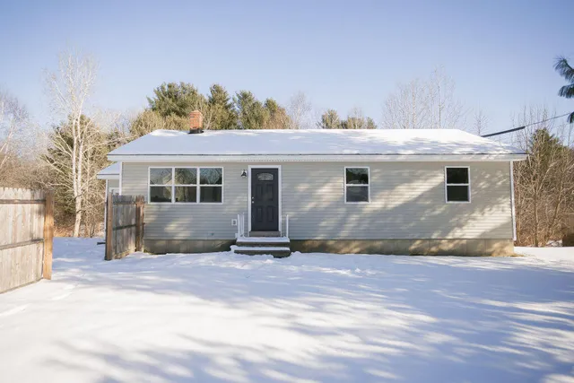 $329,900 | 127 Meadow Lane, Farmington, ME 04938