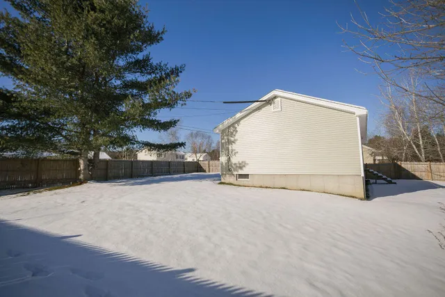 $329,900 | 127 Meadow Lane, Farmington, ME 04938