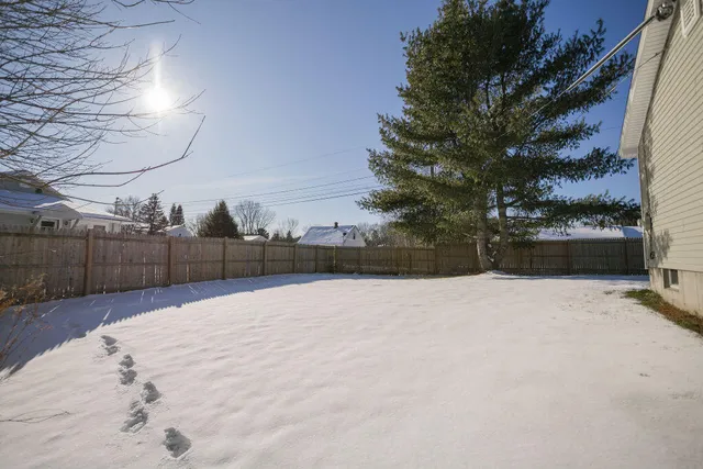 $329,900 | 127 Meadow Lane, Farmington, ME 04938