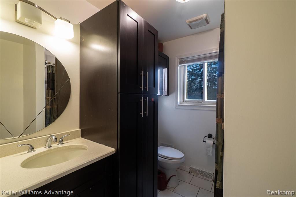 4304 Collins Road Rochester, MI 48306 - Photo 6 of 23
