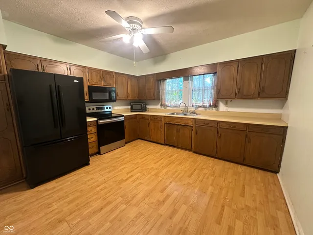 $184,900 | 1069 West Railroad Street, Fountaintown, IN 46130