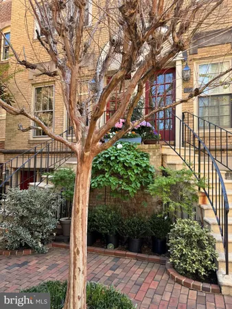a view of a pathway of a house