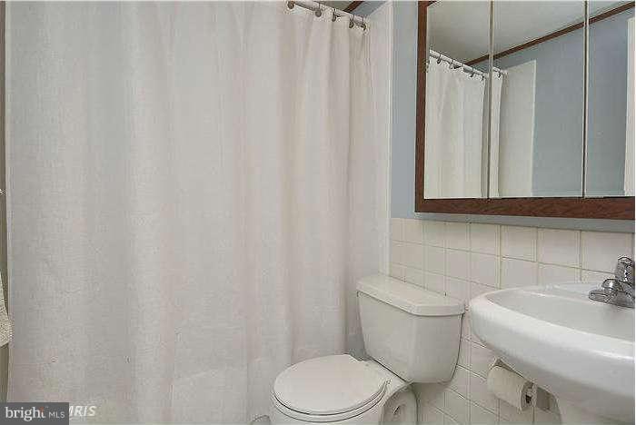 1949 Calvert Street Northwest Washington, DC 20009 - Photo 16 of 22 Bath