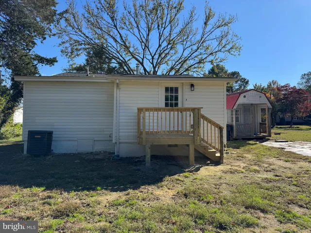 a view of a house with backyard
