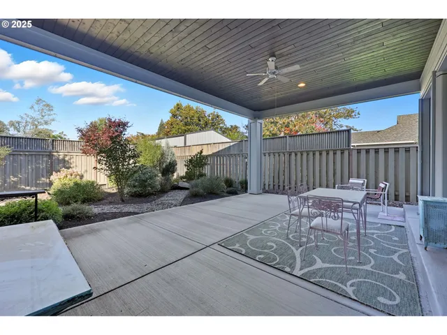 a view of a backyard