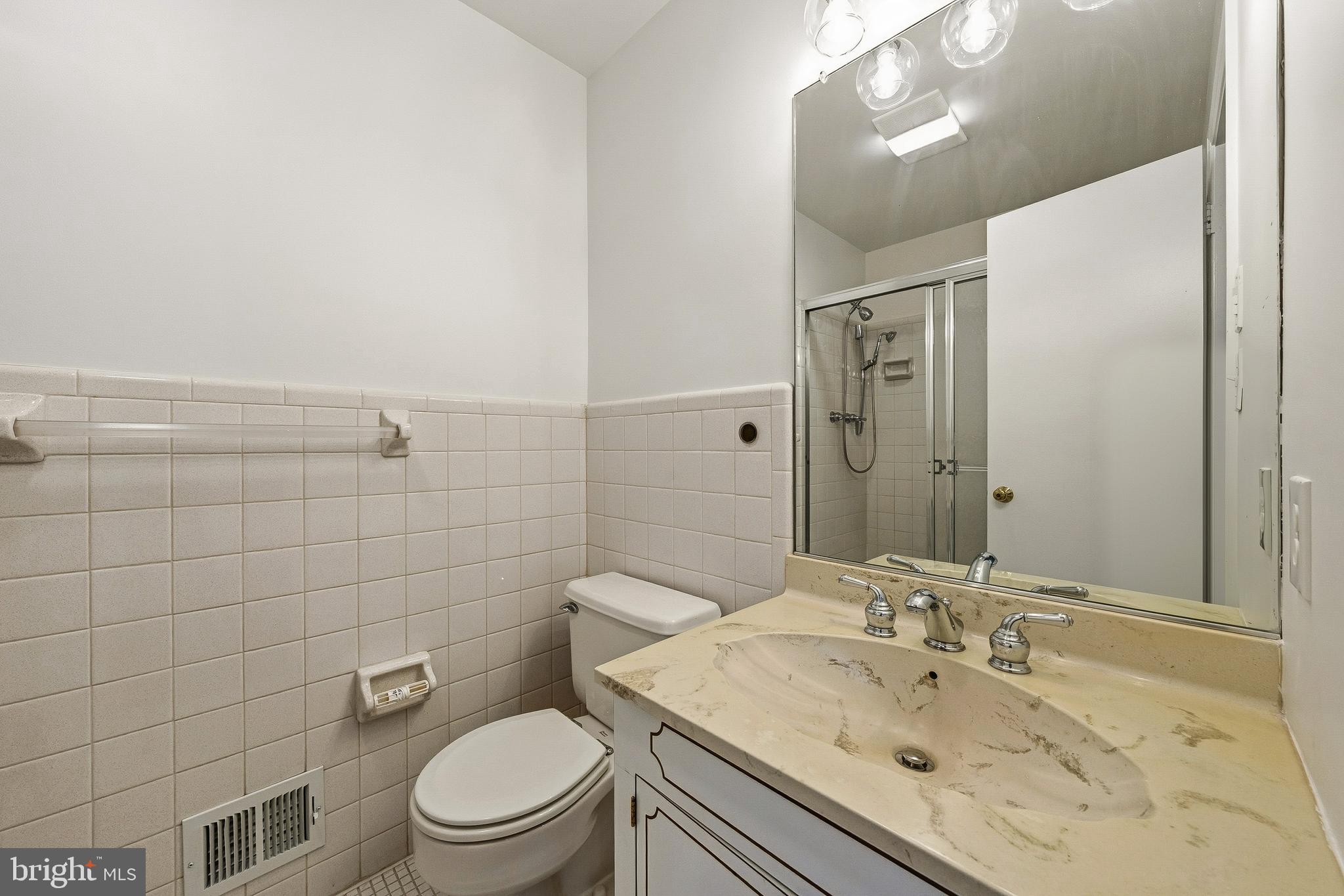 1213 Potomac School Road McLean, VA 22101 - Photo 33 of 52 Ensuite Bathroom 2