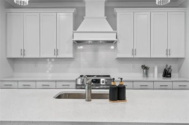 a view of yard with green space