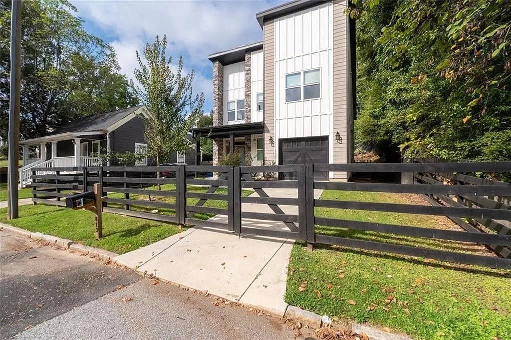 813 Coleman Street Southwest Atlanta, GA 30310 - Photo 15 of 39 a view of a house with backyard and sitting area