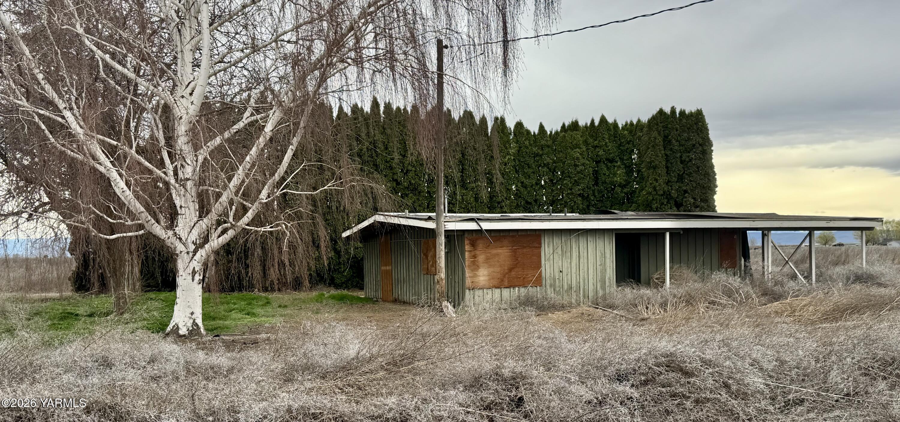 9250 Campbell Road Toppenish, WA 98948 - Photo 1 of 13 a backyard of a house with lots of green space