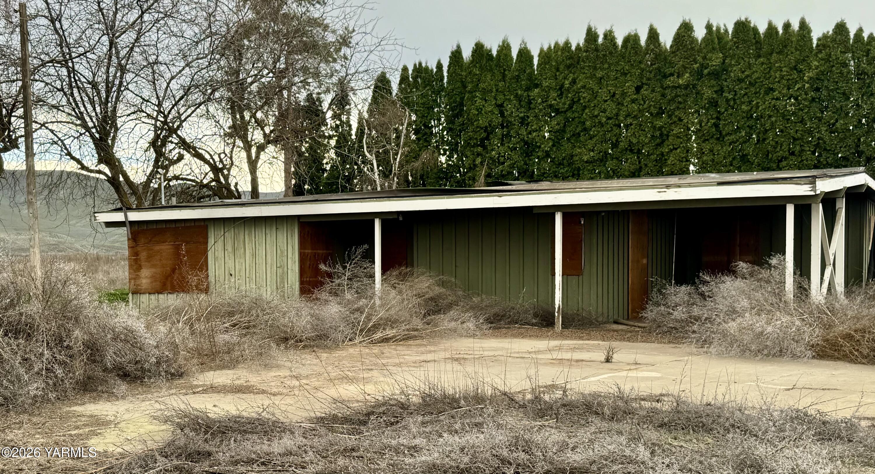 9250 Campbell Road Toppenish, WA 98948 - Photo 12 of 13 a front view of a house with garden