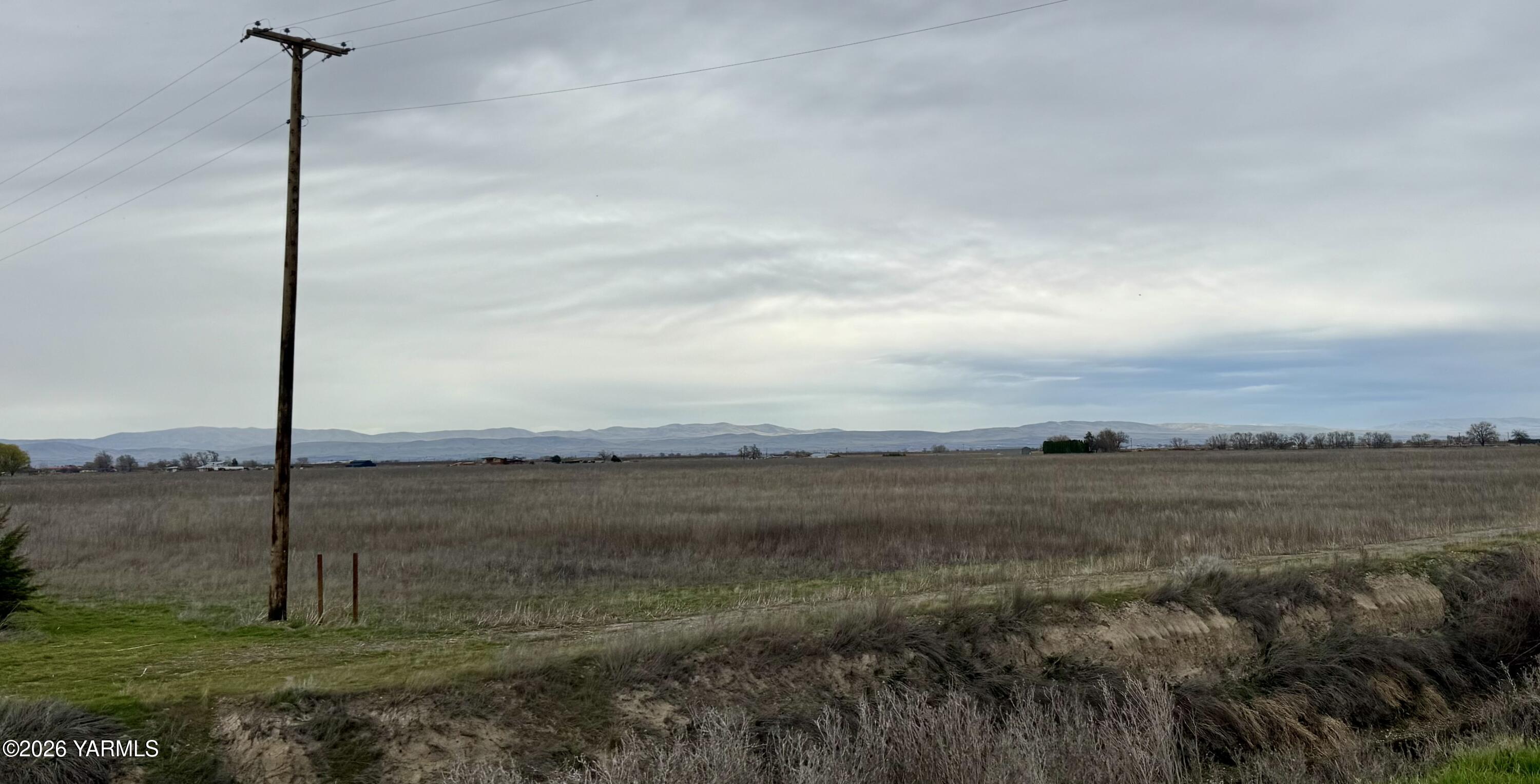 9250 Campbell Road Toppenish, WA 98948 - Photo 3 of 13 a view of a lake from a yard