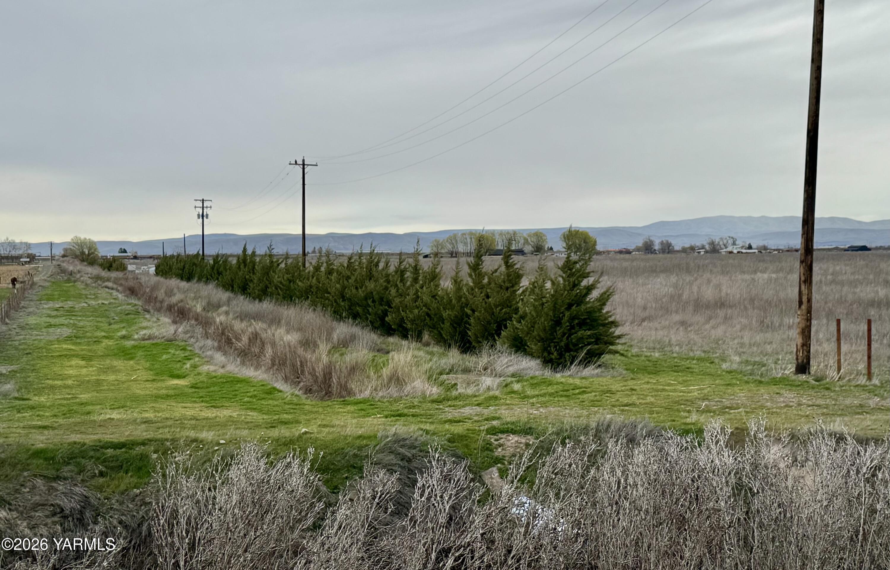 9250 Campbell Road Toppenish, WA 98948 - Photo 9 of 13 a view of a garden with a lake