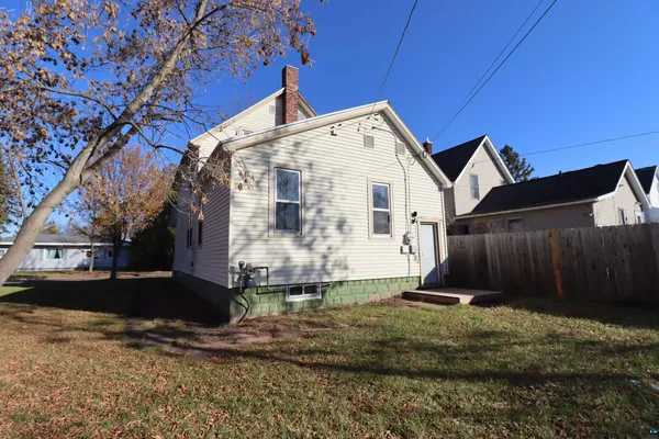 $141,200 | 807 5th Avenue East, Ashland, WI 54806