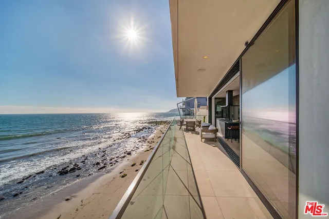 $9,900,000 | 18954 Pacific Coast Highway, Malibu, CA 90265