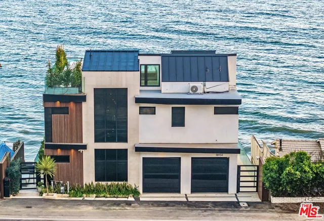 $9,900,000 | 18954 Pacific Coast Highway, Malibu, CA 90265