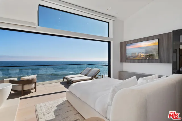 $9,900,000 | 18954 Pacific Coast Highway, Malibu, CA 90265