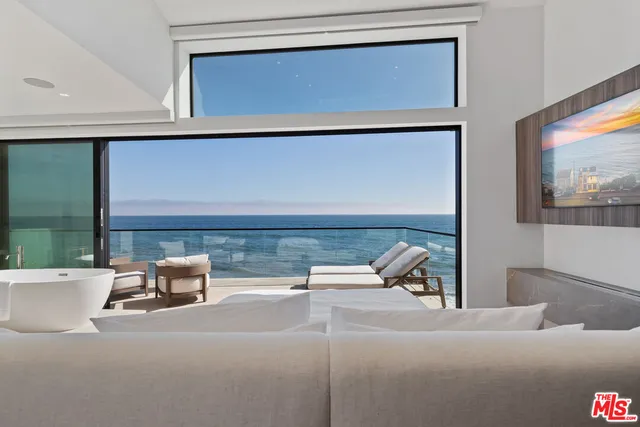 $9,900,000 | 18954 Pacific Coast Highway, Malibu, CA 90265