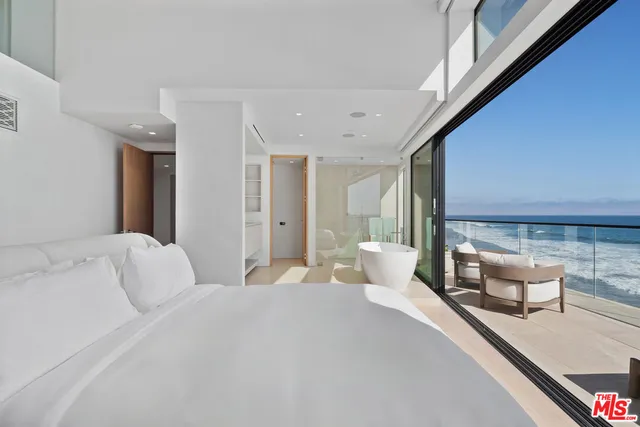 $9,900,000 | 18954 Pacific Coast Highway, Malibu, CA 90265
