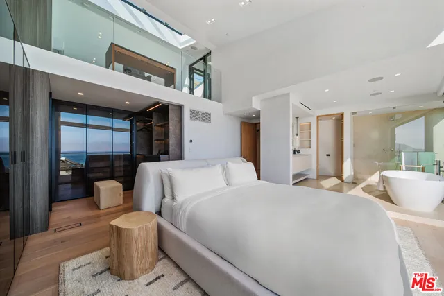 $9,900,000 | 18954 Pacific Coast Highway, Malibu, CA 90265