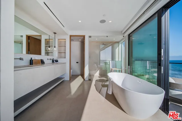 $9,900,000 | 18954 Pacific Coast Highway, Malibu, CA 90265