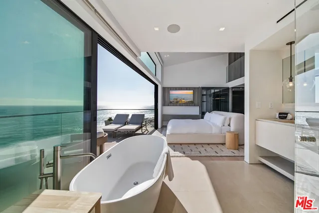 $9,900,000 | 18954 Pacific Coast Highway, Malibu, CA 90265