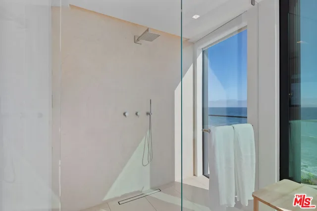 $9,900,000 | 18954 Pacific Coast Highway, Malibu, CA 90265