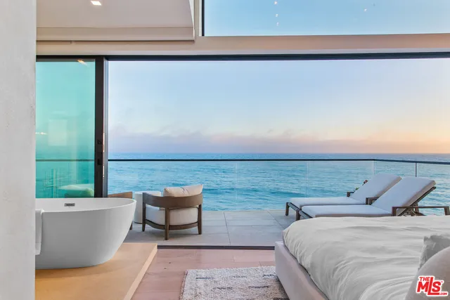 $9,900,000 | 18954 Pacific Coast Highway, Malibu, CA 90265
