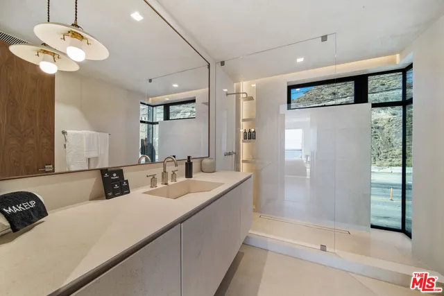 $9,900,000 | 18954 Pacific Coast Highway, Malibu, CA 90265